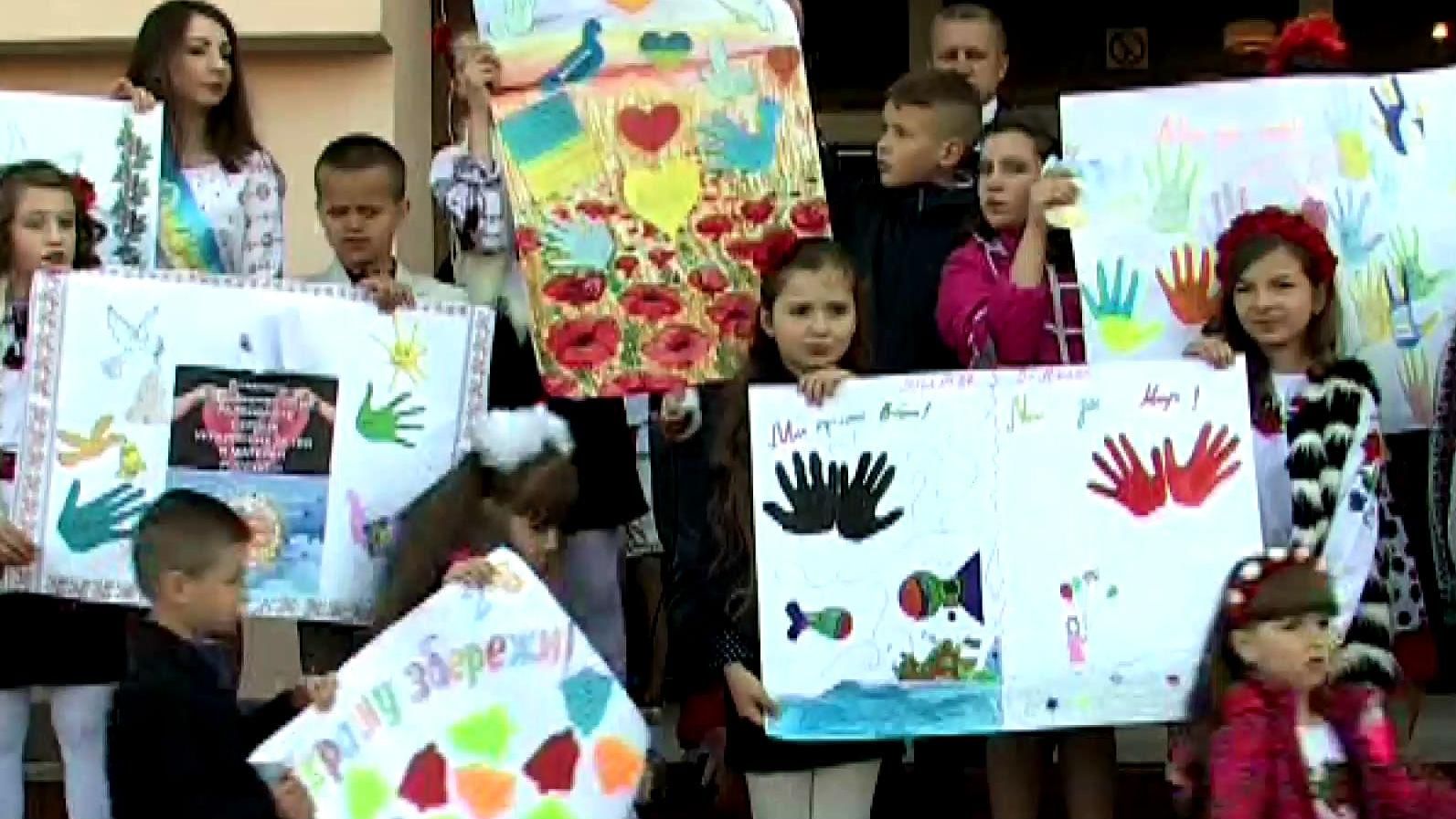 На останній дзвоник учні принесли плакати для Путіна На останній дзвоник учні принесли плакати для Путіна