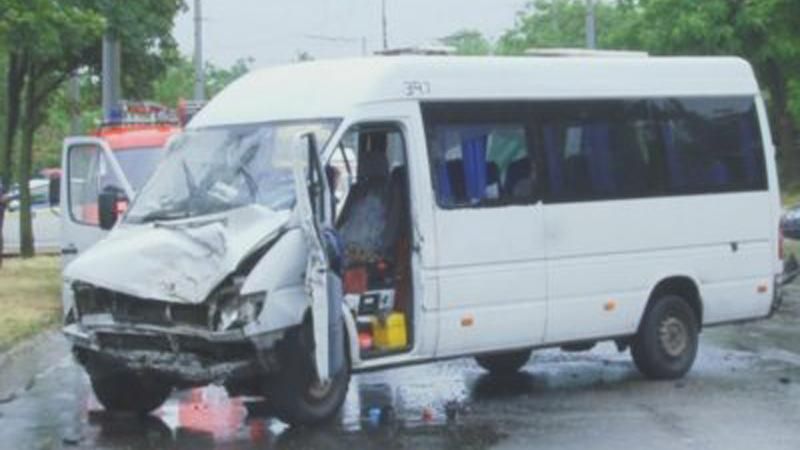 В Кривом Роге маршрутка с пассажирами влетела в дерево: есть погибший