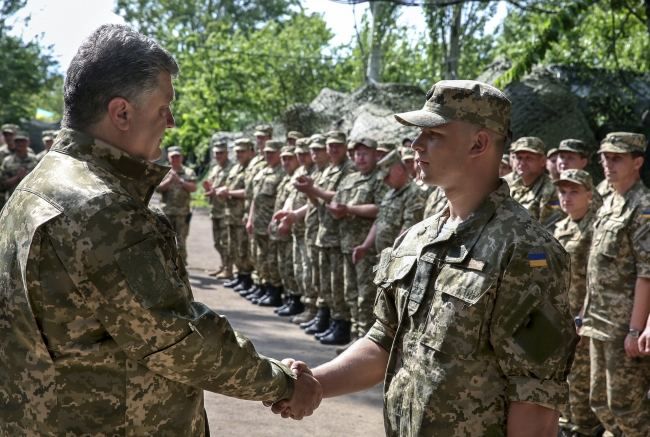 Порошенко нагородив військових, які затримали російських диверсантів під Щастям