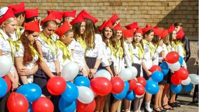 Піонери та кокошники: як провели останній дзвоник у Донецьку Піонери та кокошники: як провели останній дзвоник у Донецьку