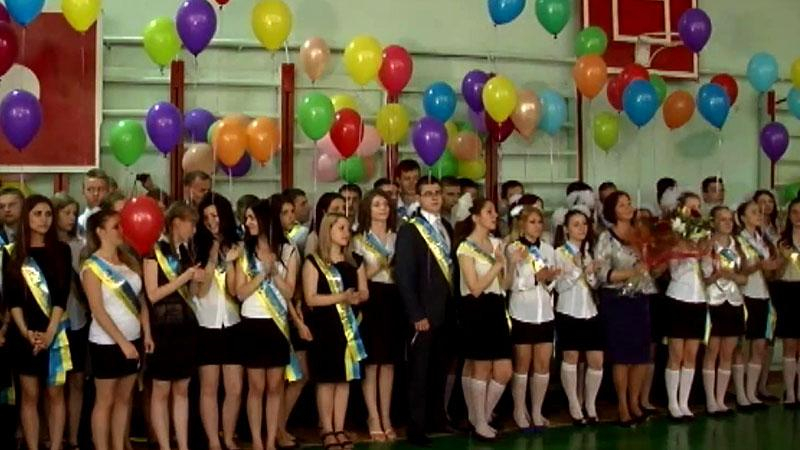 Учитель-артиллерист приехал с передовой на последний звонок