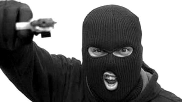 Озброєні хлопці вчинили зухвале пограбування у Києві Озброєні хлопці вчинили зухвале пограбування у Києві