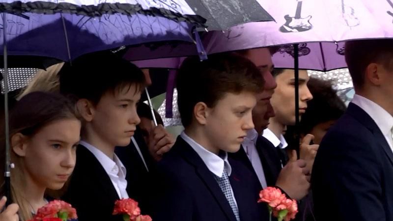 Замученного школьника помянули во время последнего звонка Замученного школьника помянули во время последнего звонка