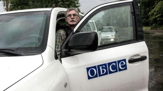 Блокпост боевиков охраняет ребенок с автоматом Блокпост боевиков охраняет ребенок с автоматом