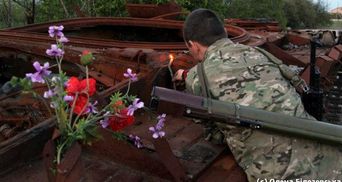 Фото дня. К обгоревшему танку, где погибли 5 бойцов, постоянно несут цветы