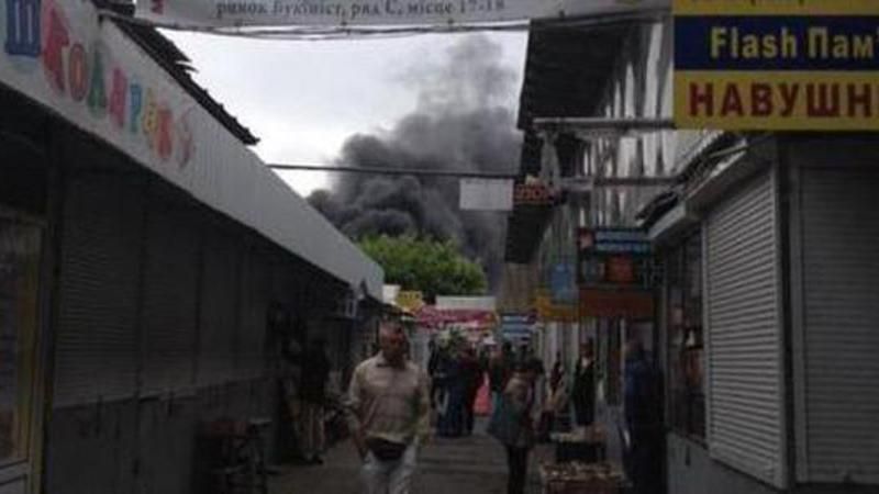 В Киеве масштабный пожар на одном из крупнейших рынков В Киеве масштабный пожар на одном из крупнейших рынков
