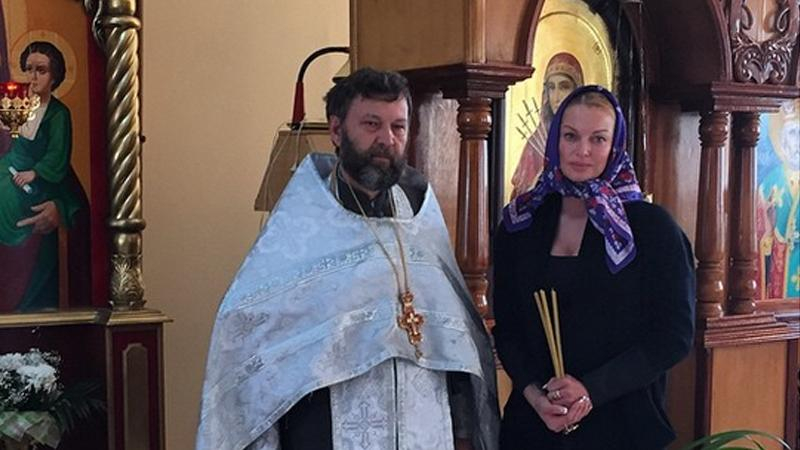 Скандалистка Волочкова изменила образ: от голой груди к скромному платку на голове