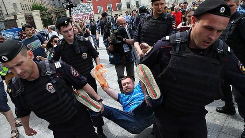 Бійка у центрі Москви: "Христос Воскрес" проти геїв