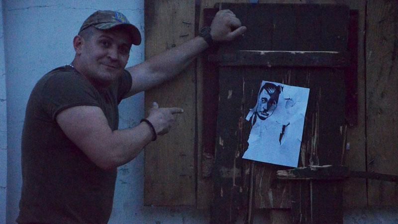 Украинские бойцы метают нож в Путина Украинские бойцы метают нож в Путина