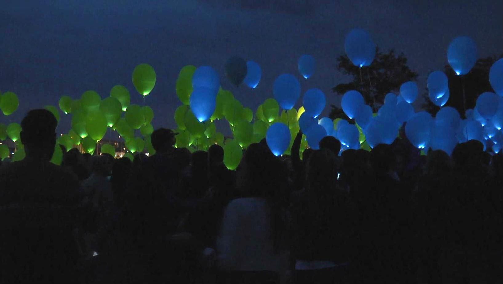 У Києві запалав рекордний прапор України У Києві запалав рекордний прапор України