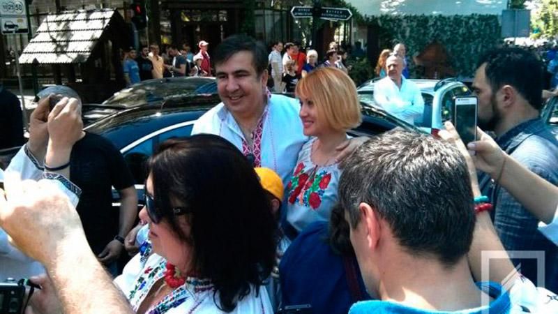 Саакашвілі стає українцем: від вишиванки до гімну Саакашвілі стає українцем: від вишиванки до гімну