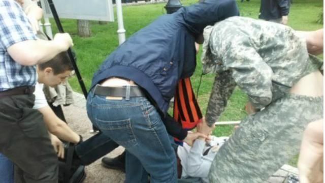 Проукраїнська акція у Москві: сутичка та затримання Проукраїнська акція у Москві: сутичка та затримання