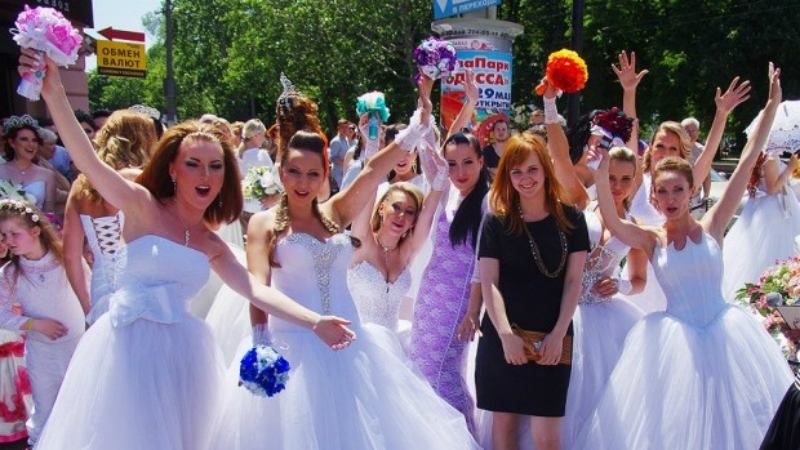 Белые платья и лебеди на машинах: в Одессе прошел парад невест