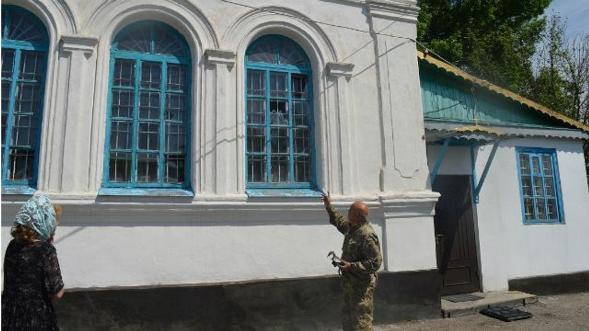 Безрадостная Святая Троица в Луганской области: террористы обстреляли церковь Безрадостная Святая Троица в Луганской области: террористы обстреляли церковь
