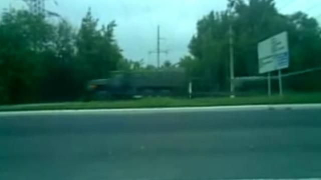 У мережі з’явилося відео, як бойовики везуть гаубиці в Донецьк