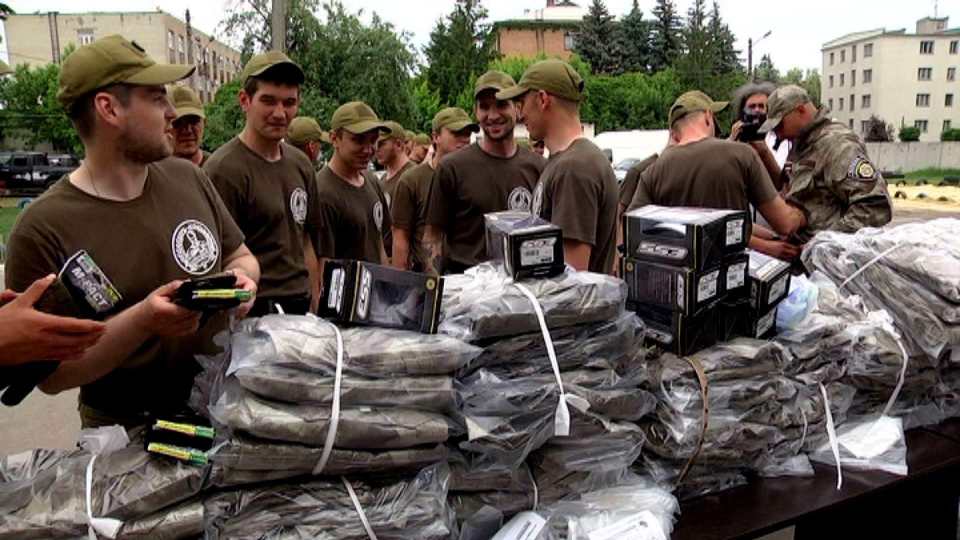 Волонтери привозять бійцям "Маму Іру" та "Анастасію" Волонтери привозять бійцям "Маму Іру" та "Анастасію"