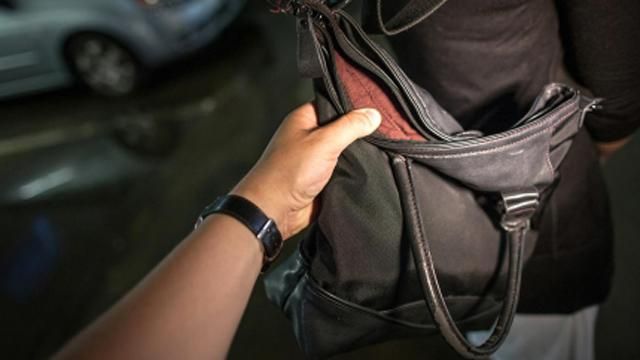 Милиция поймала мужчину, который ограбил выпускницу школы. Ему грозит немалый срок Милиция поймала мужчину, который ограбил выпускницу школы. Ему грозит немалый срок