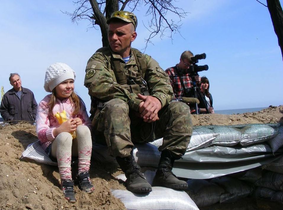 Ми скоро повернемось і разом усміхнемось, — бійці привітали дітей Ми скоро повернемось і разом усміхнемось, — бійці привітали дітей