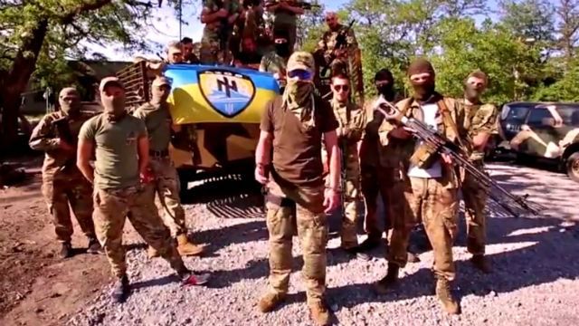 "Азов" зворушливо привітав маленьких українців "Азов" зворушливо привітав маленьких українців