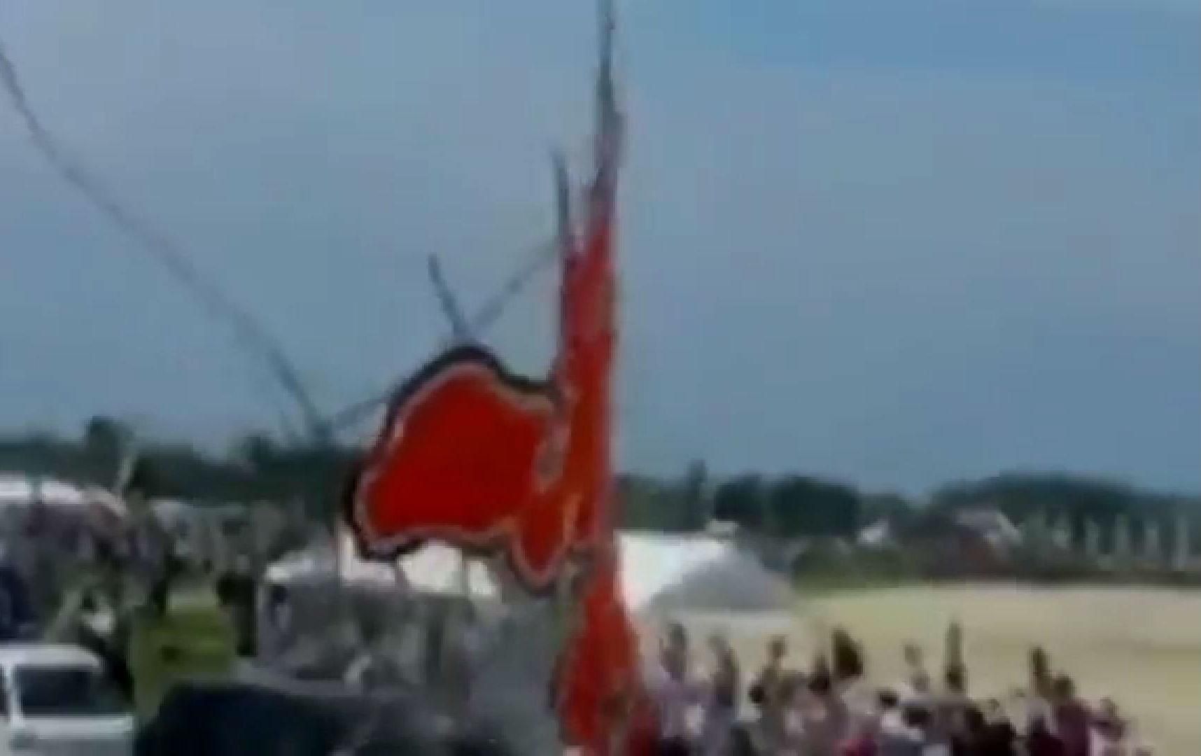 Огромный воздушный змей придавил людей Огромный воздушный змей придавил людей