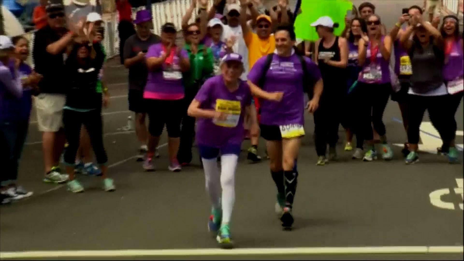 92-летняя бабушка больше 7 часов бежала марафон 92-летняя бабушка больше 7 часов бежала марафон