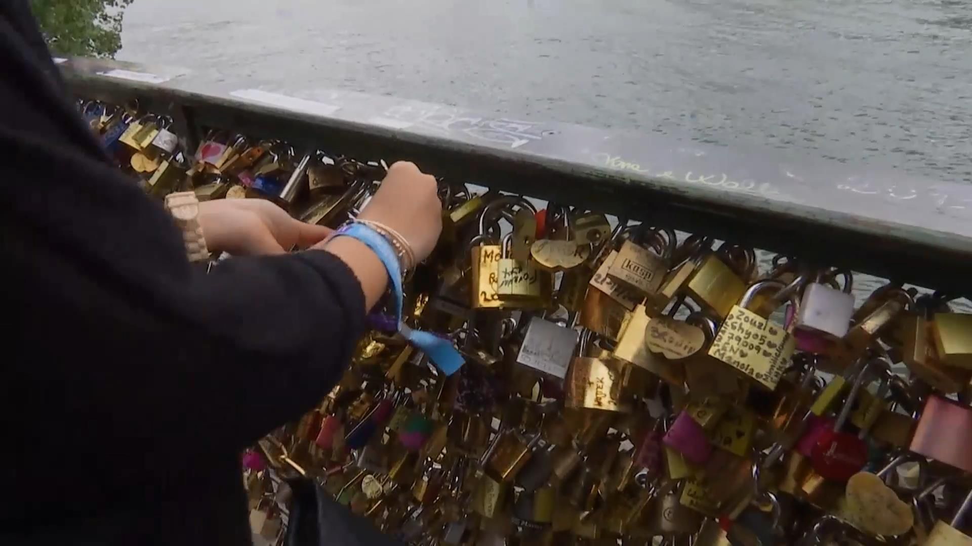 В Париже борются с "замками любви"