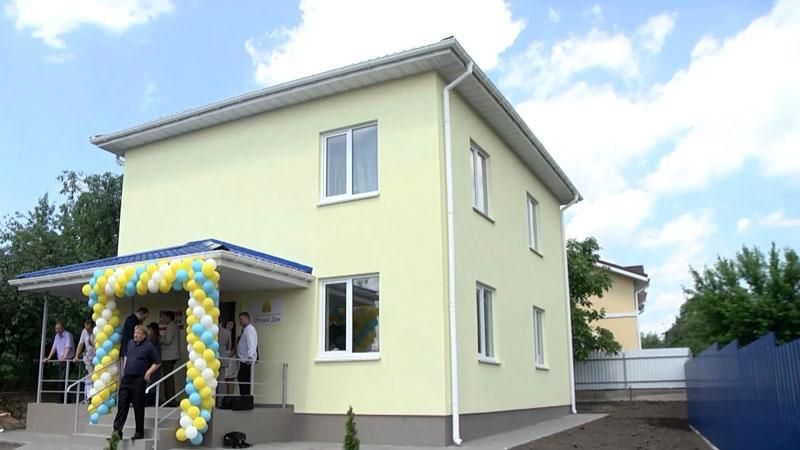 Бізнесмен збудував особняк для сім'ї переселенців Бізнесмен збудував особняк для сім'ї переселенців