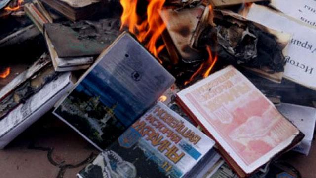 Окупанти у Криму знищують "неугодні" книги