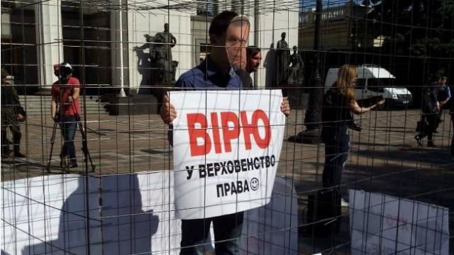 На акции под Радой "Клюева" посадили в клетку На акции под Радой "Клюева" посадили в клетку