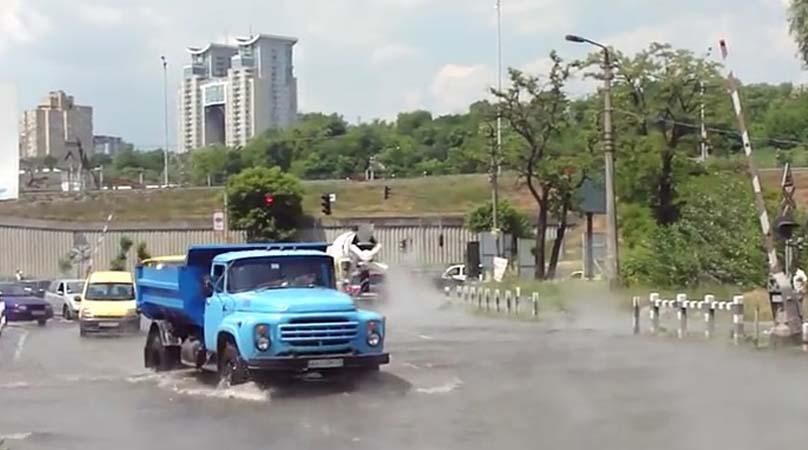 Вулицю у Києві затопило окропом Вулицю у Києві затопило окропом