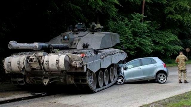 Британский танк раздавил авто