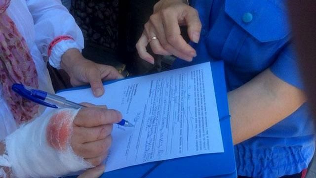 Распространительница "Вестей" ранила женщину и покусала нескольких киевлян Распространительница "Вестей" ранила женщину и покусала нескольких киевлян