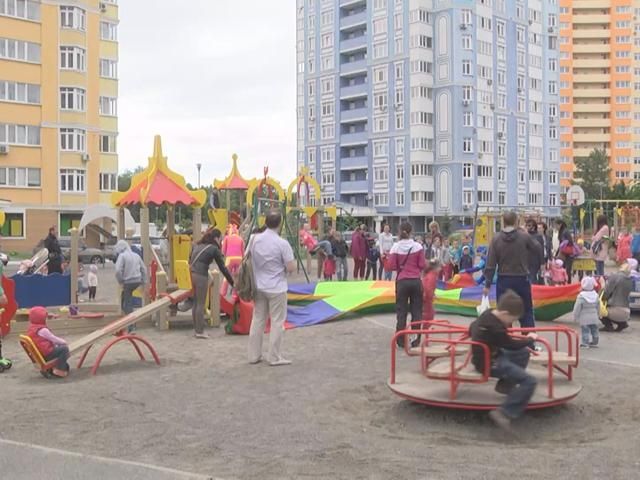 В ЖК "Парковые озера" и ЖК "Яркий" отпраздновали День защиты детей В ЖК "Парковые озера" и ЖК "Яркий" отпраздновали День защиты детей