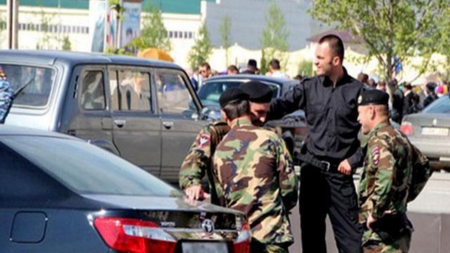 Беспорядки в Чечне: молодежь напала на отделение полиции Беспорядки в Чечне: молодежь напала на отделение полиции