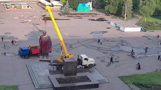 Аваков потішився, що в Слов'янську знесли Леніна Аваков потішився, що в Слов'янську знесли Леніна