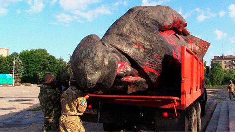 Видео дня: в Украине повалили одного из самых устойчивых Ленинов