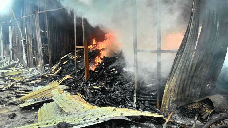 Из-за обстрелов в Донецке местный рынок стал развалиной Из-за обстрелов в Донецке местный рынок стал развалиной