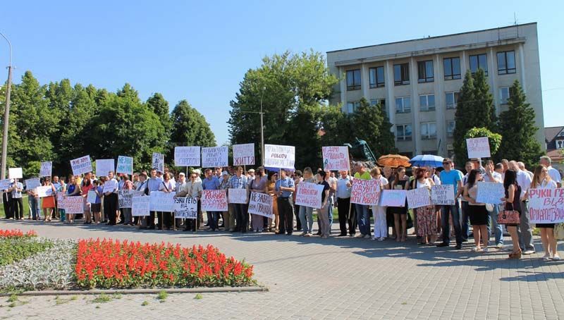 У Рівному працівники ДП "ПрикарпатЗахідтранс" пікетували будівлю суду 