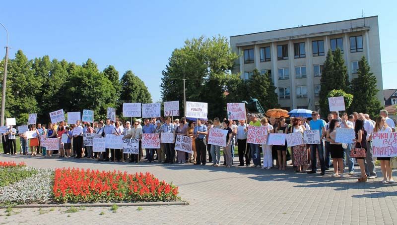 В Ровно работники ГП "Прикарпатзападтранс" пикетировали здание суда
