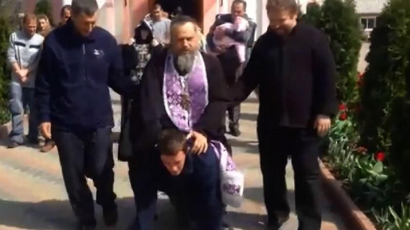 Священик осідлав вірянина, щоб вигнати з нього злого духа Священик осідлав вірянина, щоб вигнати з нього злого духа