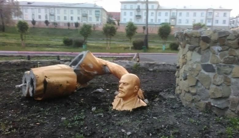 Російський п'яниця намагався зробити селфі і зламав Леніна