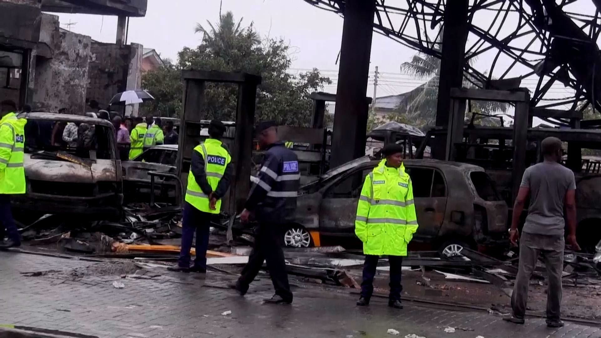 Близько 100 людей згоріли на заправці Близько 100 людей згоріли на заправці