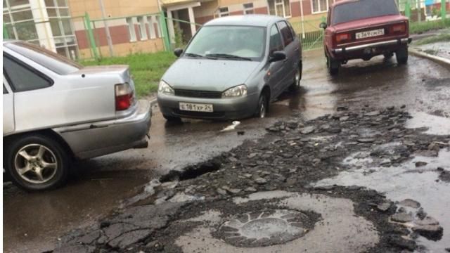 Извечные проблемы России: из луж на дорогах люди ловят рыбу Извечные проблемы России: из луж на дорогах люди ловят рыбу