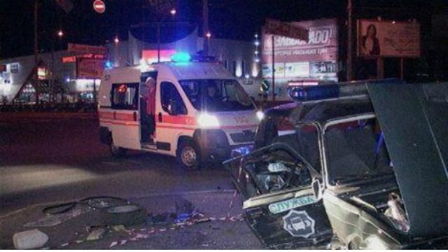 Міліцейське авто розбилося у ДТП: травмовано сім людей 