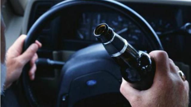 На Луганщині п’яний чиновник жорстоко побив пляшкою хлопця На Луганщині п’яний чиновник жорстоко побив пляшкою хлопця