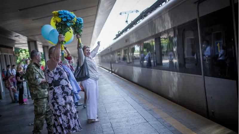 Сльози радості та щирі посмішки: як у Києві зустрічали військових Сльози радості та щирі посмішки: як у Києві зустрічали військових
