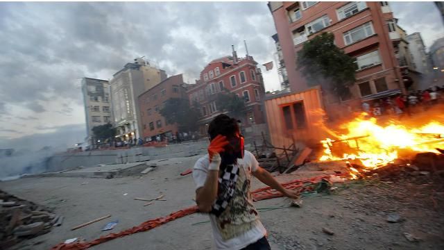 На мітингу в Туреччині прогриміли вибухи: дві людини загинули На мітингу в Туреччині прогриміли вибухи: дві людини загинули