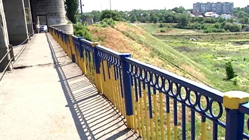 Мешканець Запоріжжя пішов з роботи, щоб фарбувати паркани у патріотичні кольори