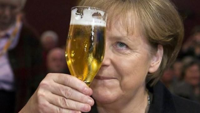 Генсек НАТО говорит, что поражен тем, сколько Меркель может выпить алкоголя