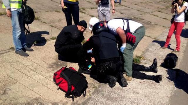 Гей-парад начался с провокаций: есть раненые Гей-парад начался с провокаций: есть раненые